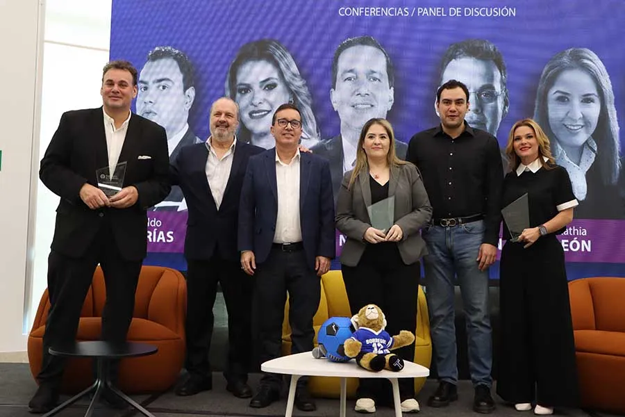 David Faitelson, Roberto G&oacute;mez Junco, Antonio Nelly, Kathia Le&oacute;n, Aldo Far&iacute;as y Gabriela Batocletti en el evento de Periodismo Deportivo en el campus Monterrey.