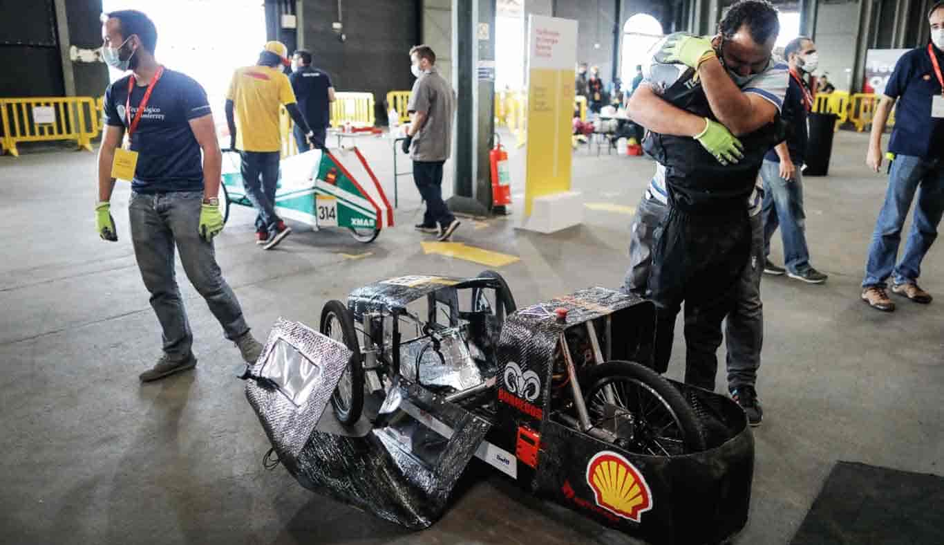 Piloto Sofía Mora y su asesor Julián Echeverry en competencia. | Cortesía: Shell Eco-Marathon Brasil 2022