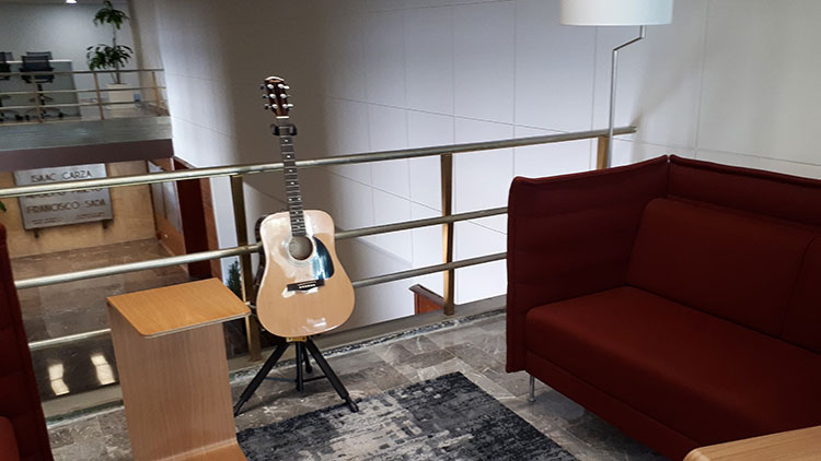 Guitarra en piso 3 de Rectoría