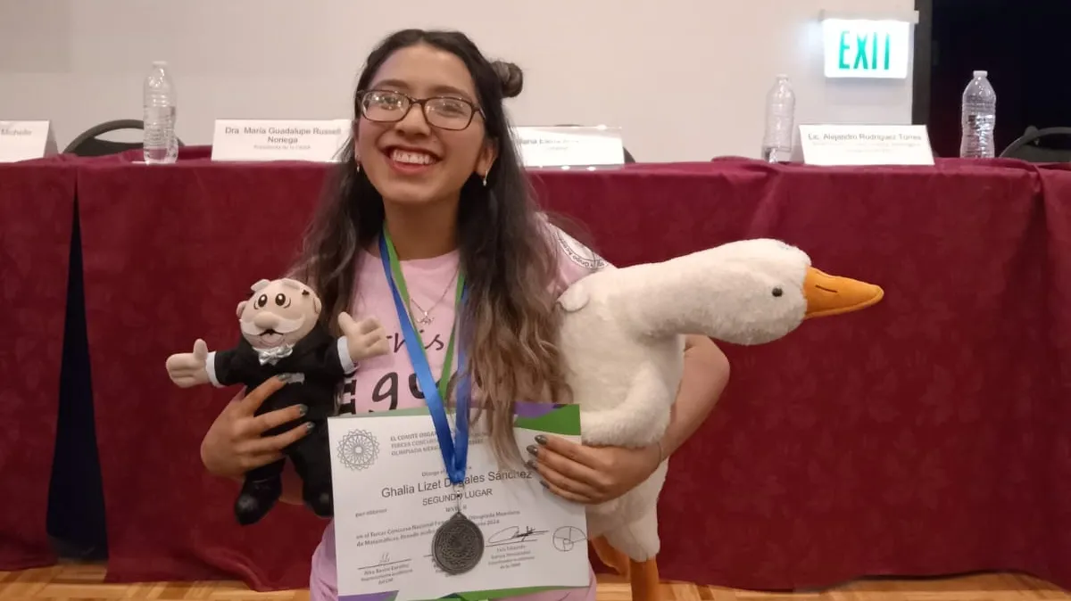 Ghalia recibiendo su premio de la Olimpiada Nacional de Matem&aacute;ticas