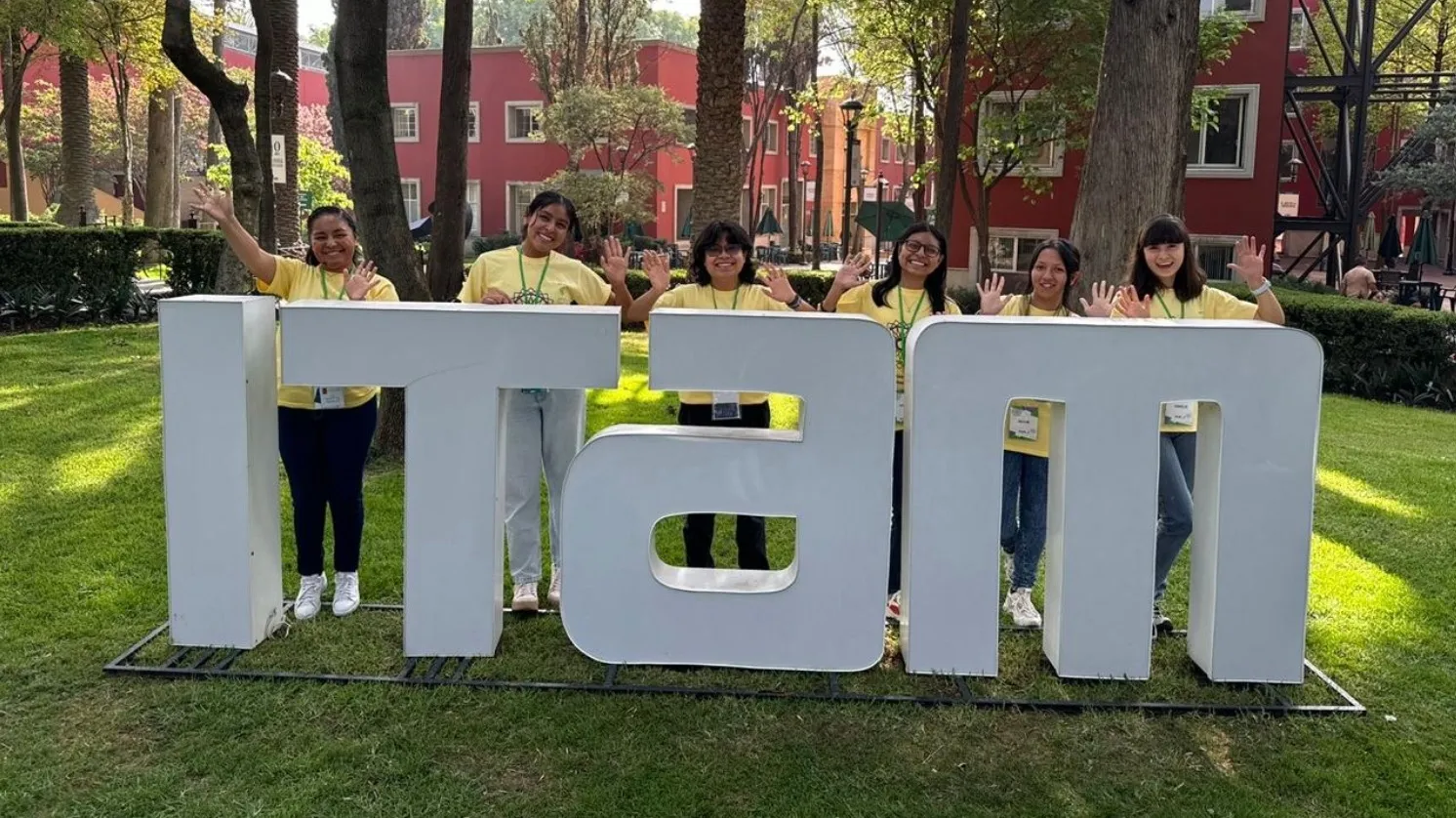 Ameli&eacute; &Aacute;lvare y Ghalia Degales visitando el ITAM como una de las actividades de la Olimpiada