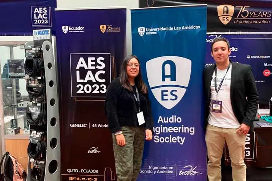 El profesor Flavio y la EXATEC Andrea Hern&aacute;ndez participando en la AES