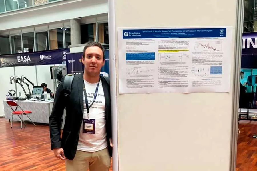 El profesor Flavio presentando el p&oacute;ster de su ponencia