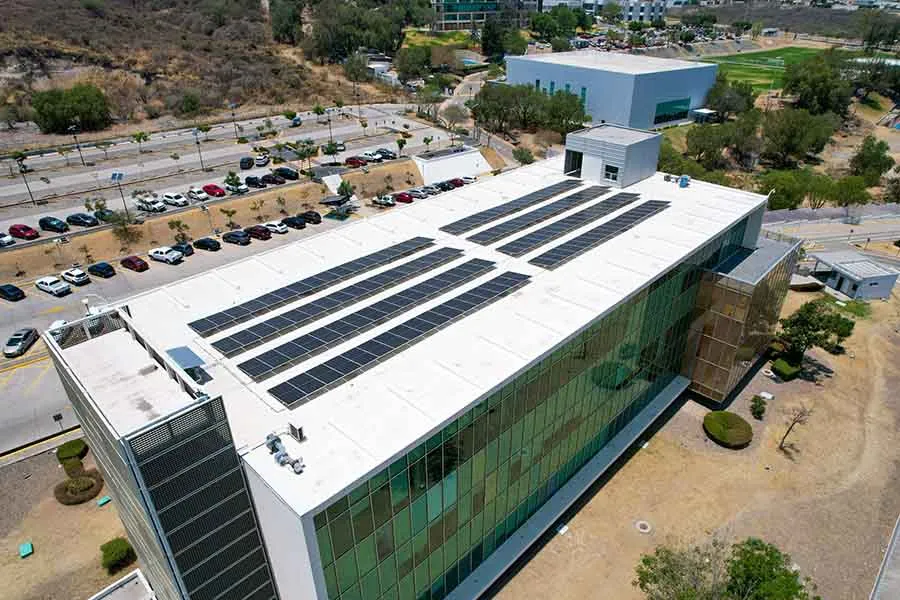Paneles fotovoltaicos instalados en el edificio Parque Tecnol&oacute;gico CIEN.