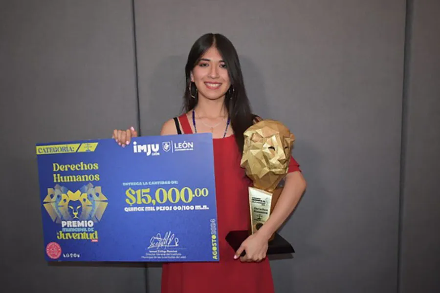 Alessandra con el Premio Municipal a la Juventud 2024 categor&iacute;a Derechos Humanos