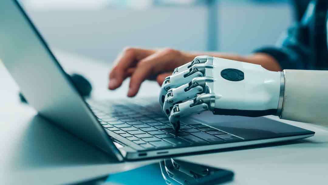 Mano humana y mano rob&oacute;tica trabajando por inteligencia artificial