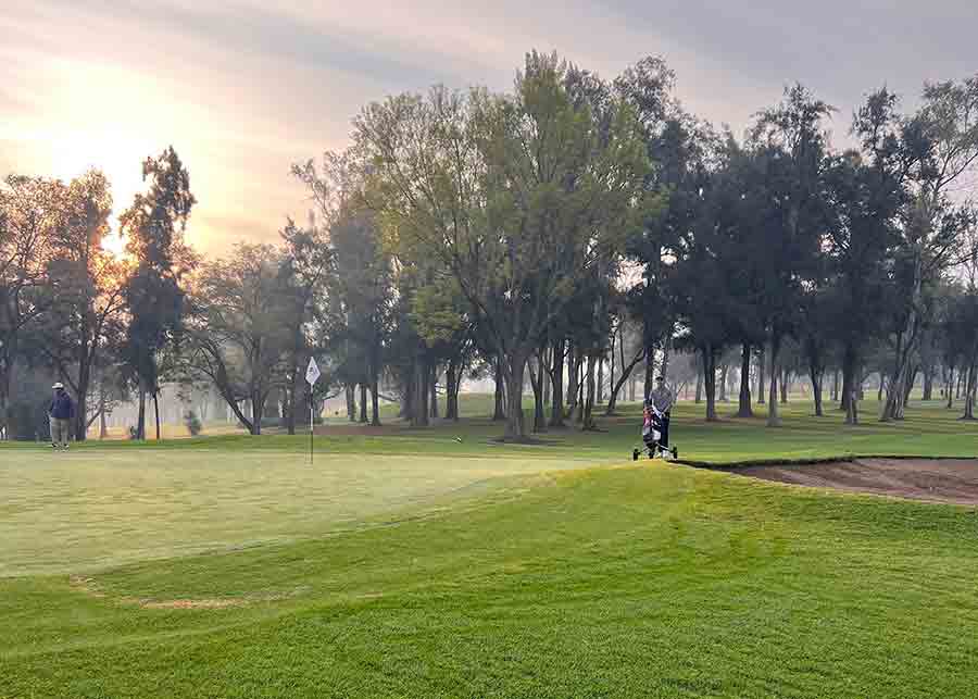 Pr&aacute;ctica de golf, joven alumno de PrepaTec Santa Anita participa en torneos profesionales. 