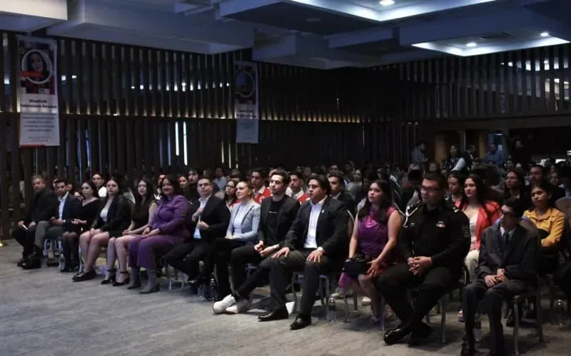Premiaci&oacute;n estatal de la juventud donde Alejandro Bustos Gonz&aacute;lez fue reconocido por su app financiera