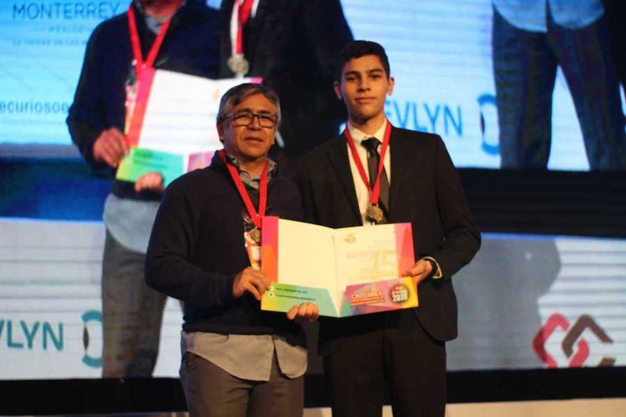 Edwin Hern&aacute;ndez siendo premiado en el evento Expociencias Nacional 2019 en Monterrey.