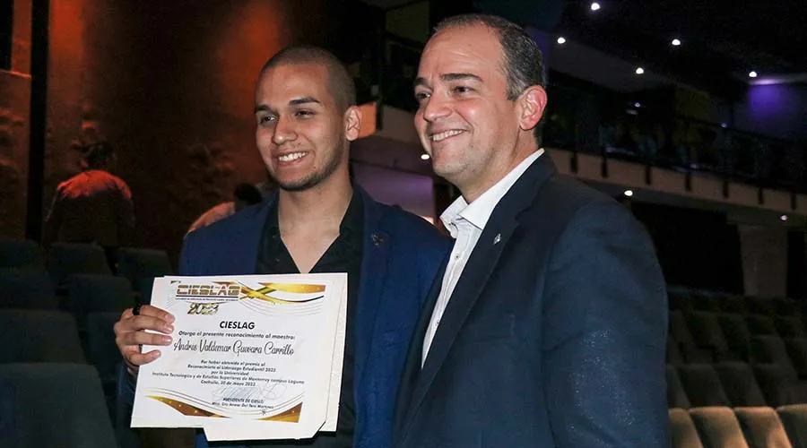Recibe premio al m&eacute;rito al liderazgo alumno Tec