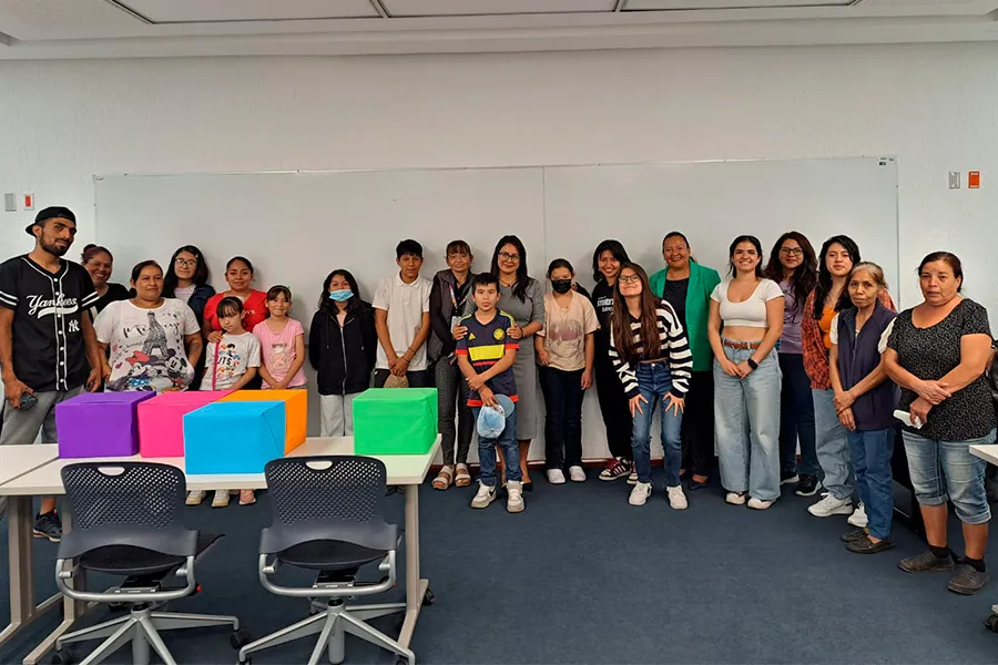 Johanna reunida con familias a las que ha apoyado con Jopehu.