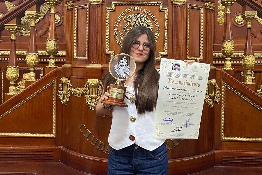 Johanna con el reconocimiento como ganadora del Premio de la Juventud de la Ciudad de M&eacute;xico 2025.