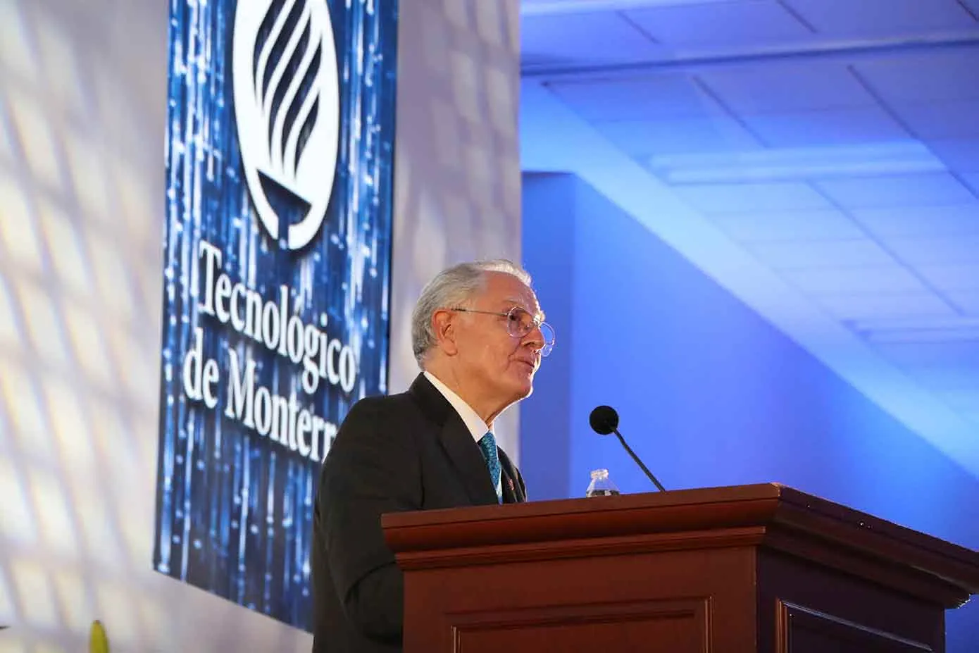 Tec Guadalajara entrega Premio M&eacute;rito EXATEC a Juan Manuel Dur&aacute;n.