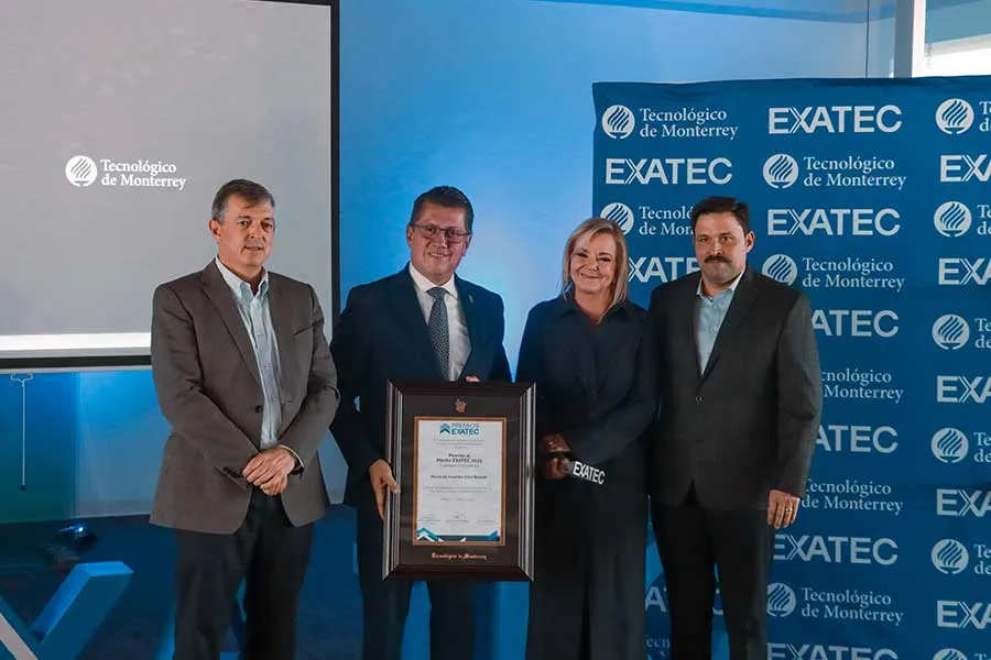 Entrega de la placa conmemorativa a Mar&iacute;a de Lourdes Cruz Russek, galardonada con el Premio al M&eacute;rito EXATEC 2025, en el campus Chihuahua.