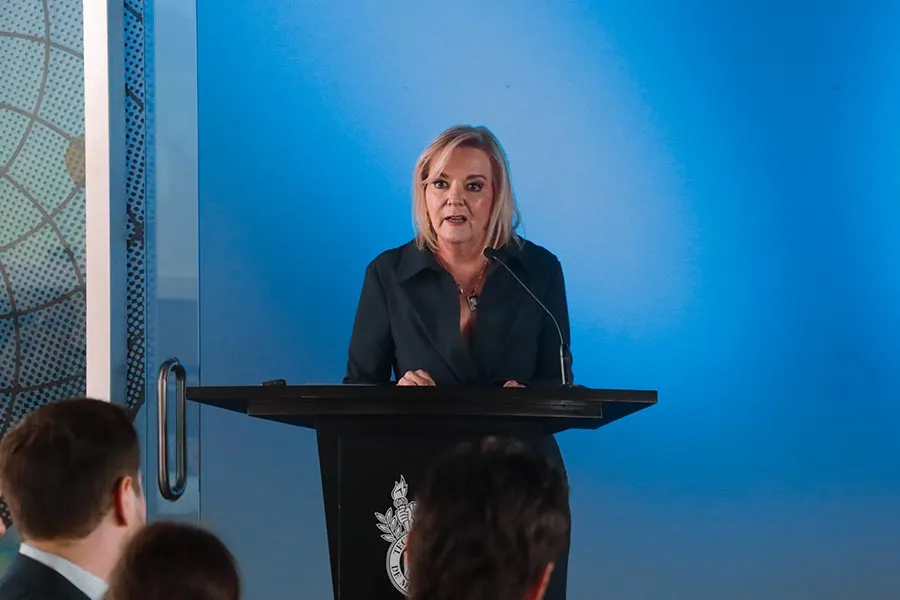 Mar&iacute;a de Lourdes Cruz Russek dando su mensaje de agradecimiento durante la ceremonia de entrega del Premio al M&eacute;rito EXATEC 2025 en el campus Chihuahua.