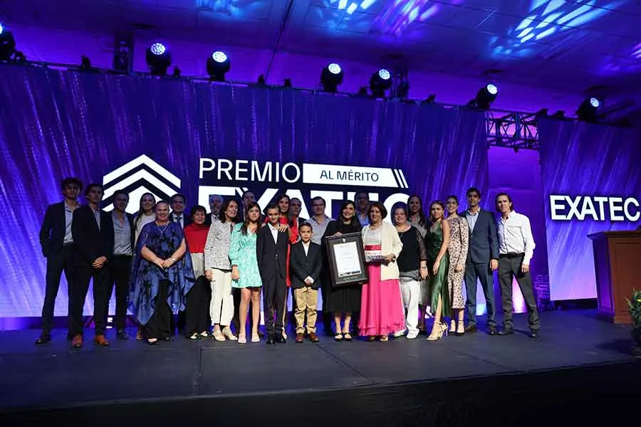 Empresaria Gemma Garciarce recibi&oacute; el premio M&eacute;rito EXATEC 2022 del Tec Guadalajara.