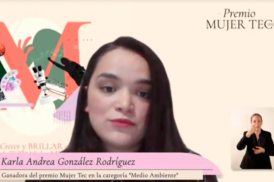 Karla Gonz&aacute;lez​​​​​​ fue reconocida con el Premio Mujer Tec 2021.
