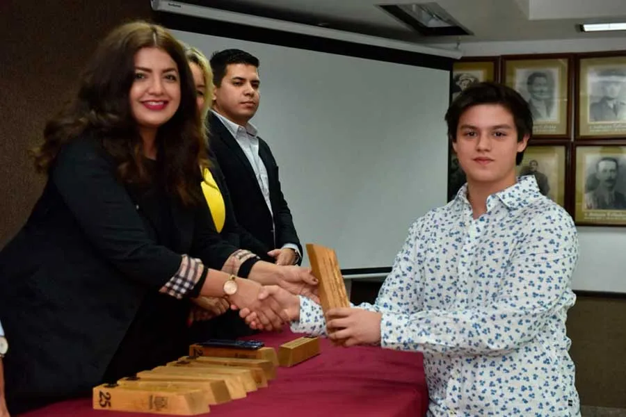 Braulio recibiendo el Premio Municipal de la Juventud del H. Ayuntamiento de Navojoa