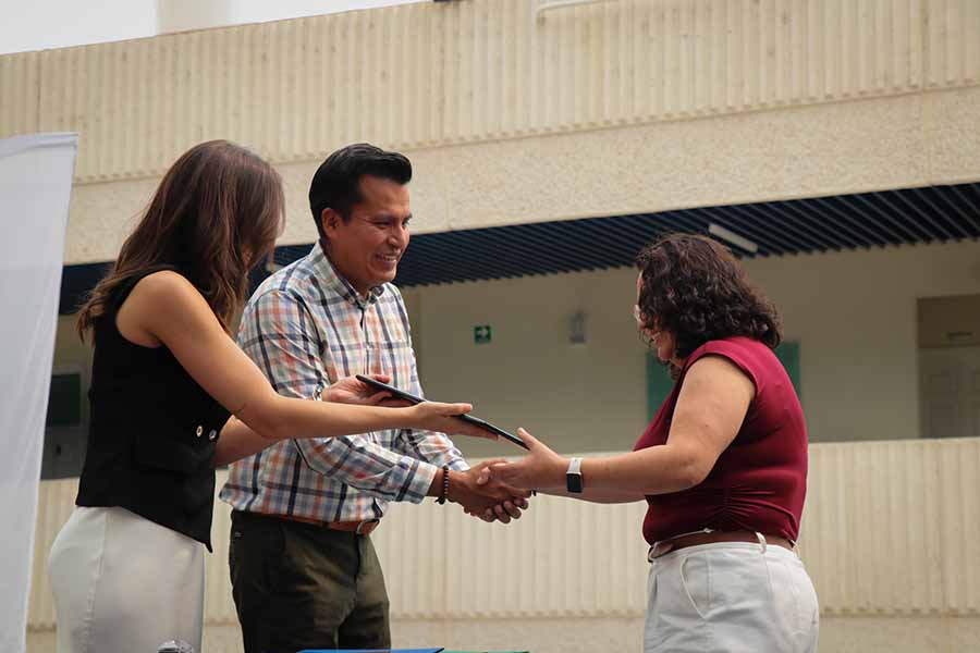 Maestra recibe premio Profesor Inspirador 2025