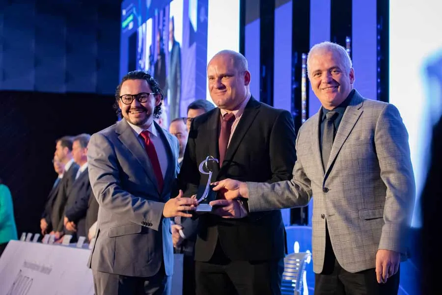 Abraham Mora, Nancy Ornelas, Juan Antonio Torres y J&uuml;rgen Mahlknecht fueron galardonados por la publicaci&oacute;n de un art&iacute;culo cient&iacute;fico.