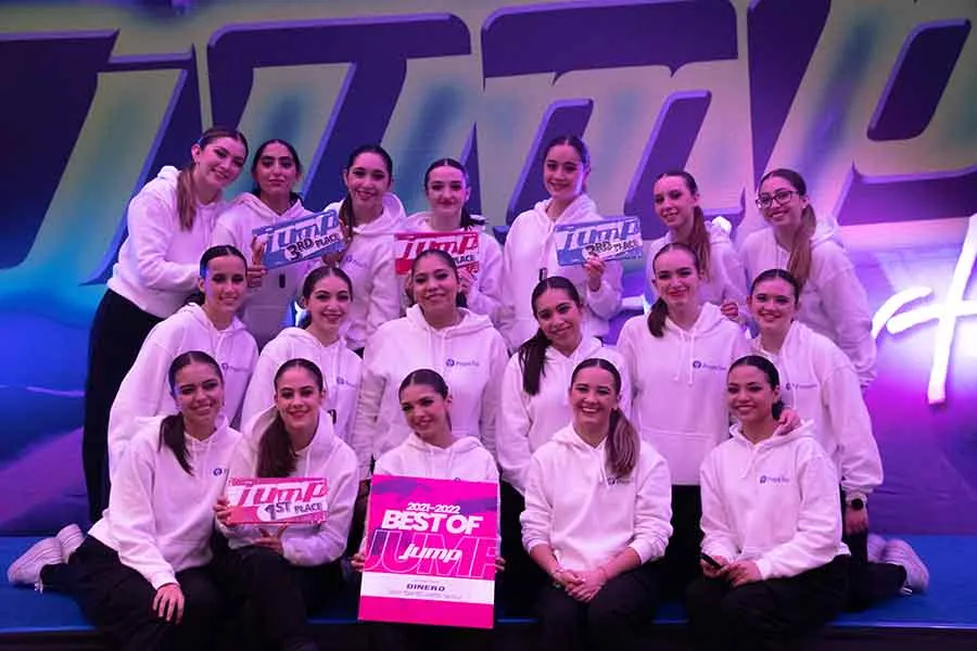 Coma&ntilde;&iacute;a de baile en premiaci&oacute;n.