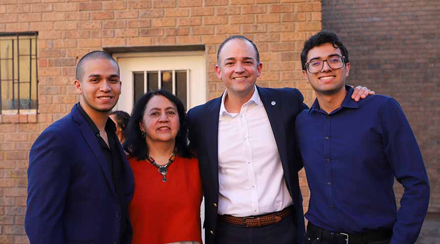 alumnos y maestra reconocidos por el cieslag acompa&ntilde;ados por el director del Tec campus Laguna