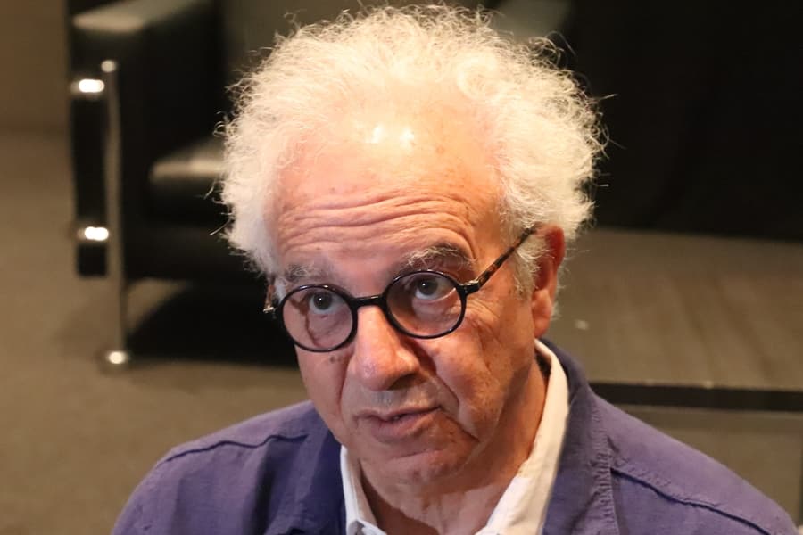 El escritor invitó a los presentes a tener una vida política más activa