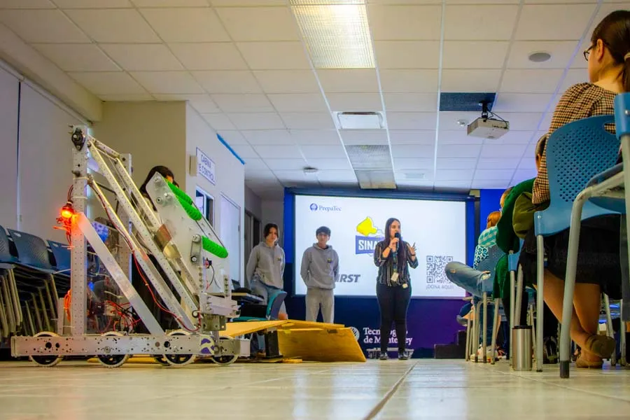 presentaci&oacute;n de equipo Sinavolt previo a regional de rob&oacute;tica