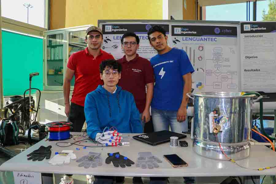 El equipo LENGUANTEC en exposici&oacute;n