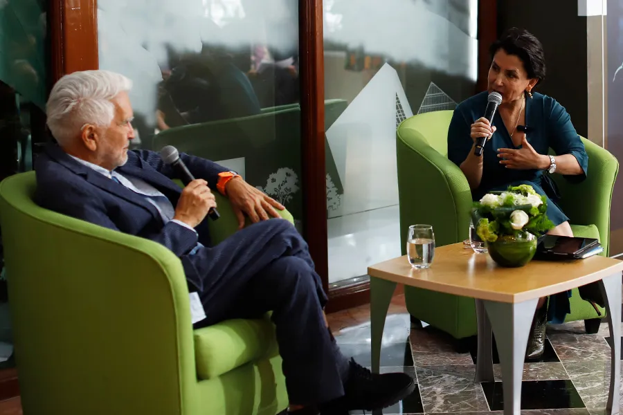 Ernesto Canales y Edna Trevi&ntilde;o durante la presentaci&oacute;n del libro &iexcl;Hay justicia! en el Tec Campus Estado de M&eacute;xico.