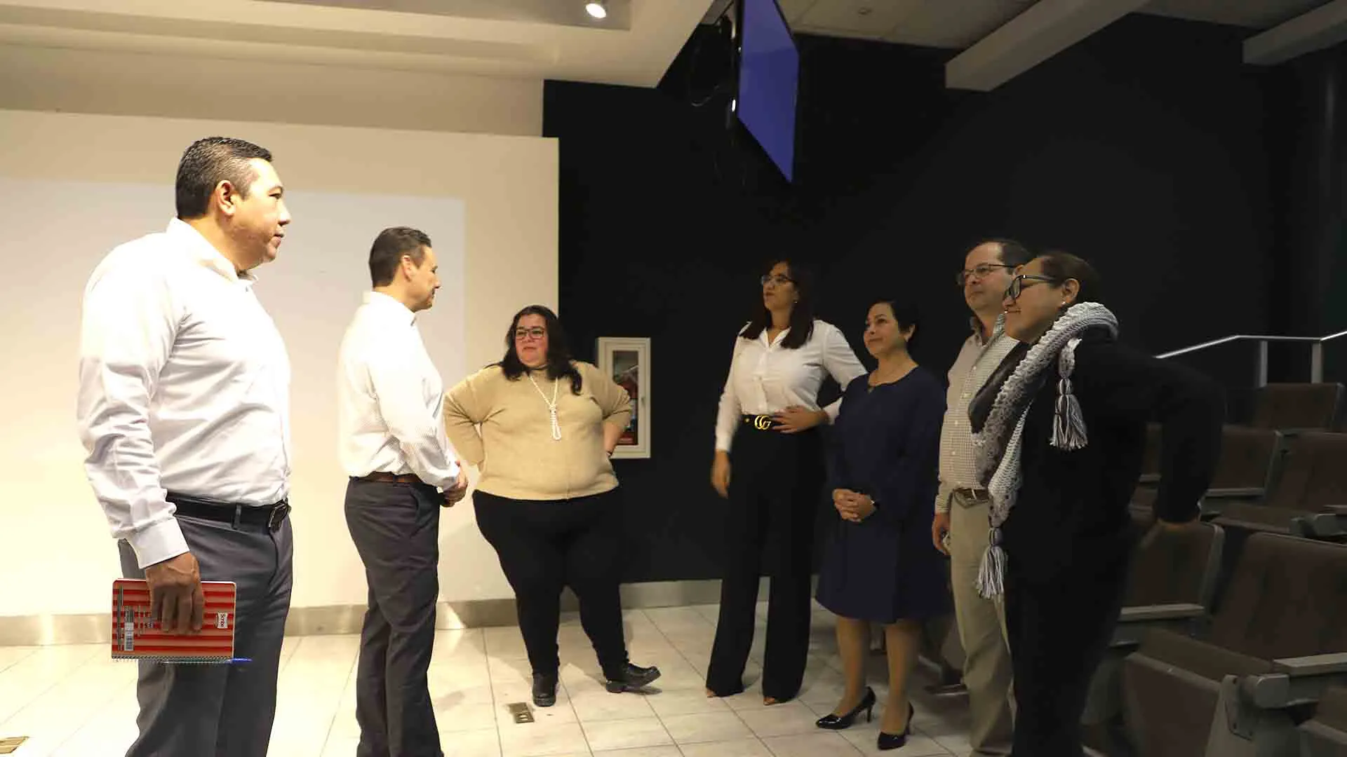 profesores del Tec en la presentaci&oacute;n de propuestas de atenci&oacute;n al cliente a Cimaco