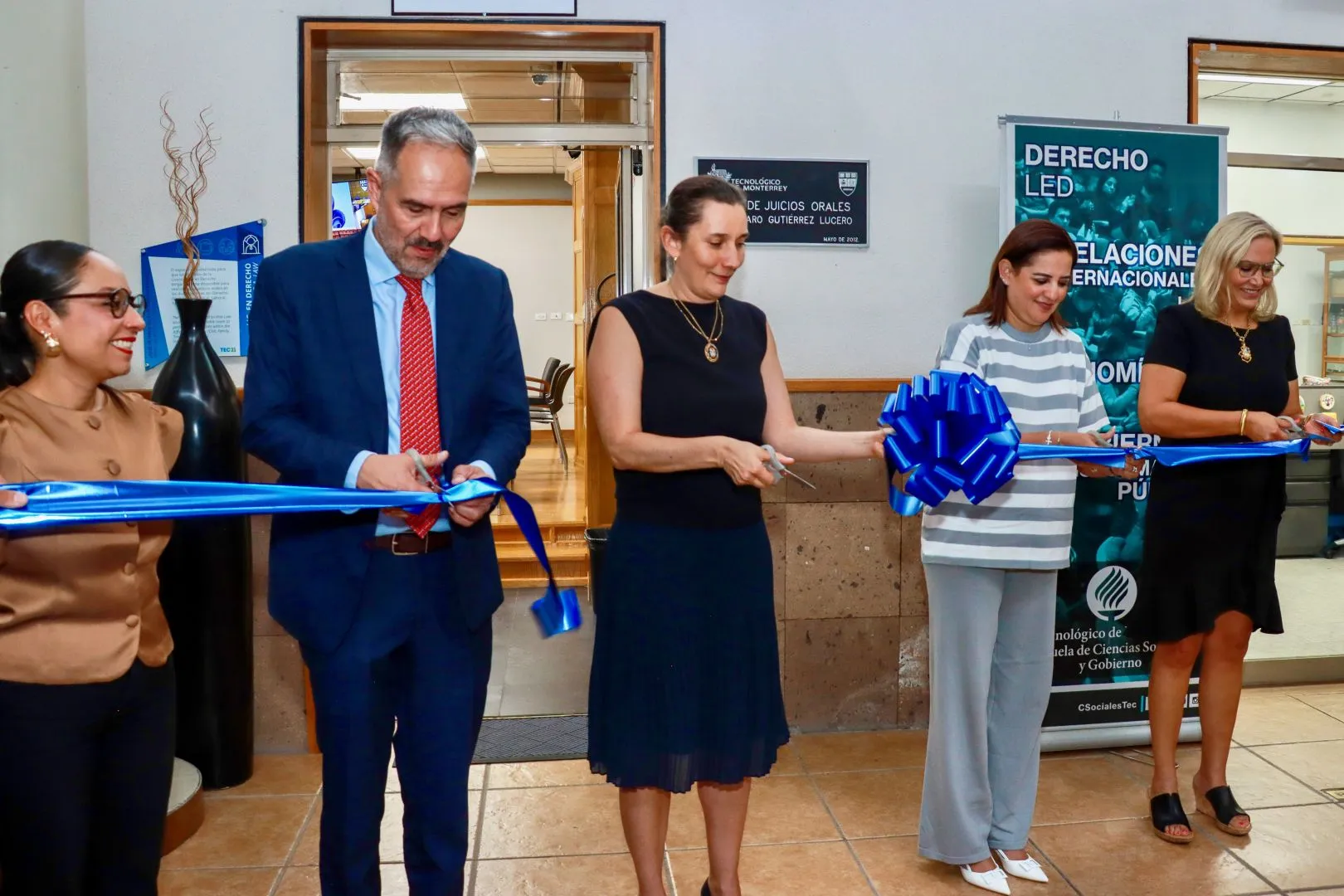 Autoridades de la Escuela de Ciencias Sociales y Gobierno del campus Chihuahua, del gobierno del estado y del Poder Judicial cortan, junto al presidente de la CIDH, el list&oacute;n que reinaugura oficialmente la Sala de Juicios Orales.