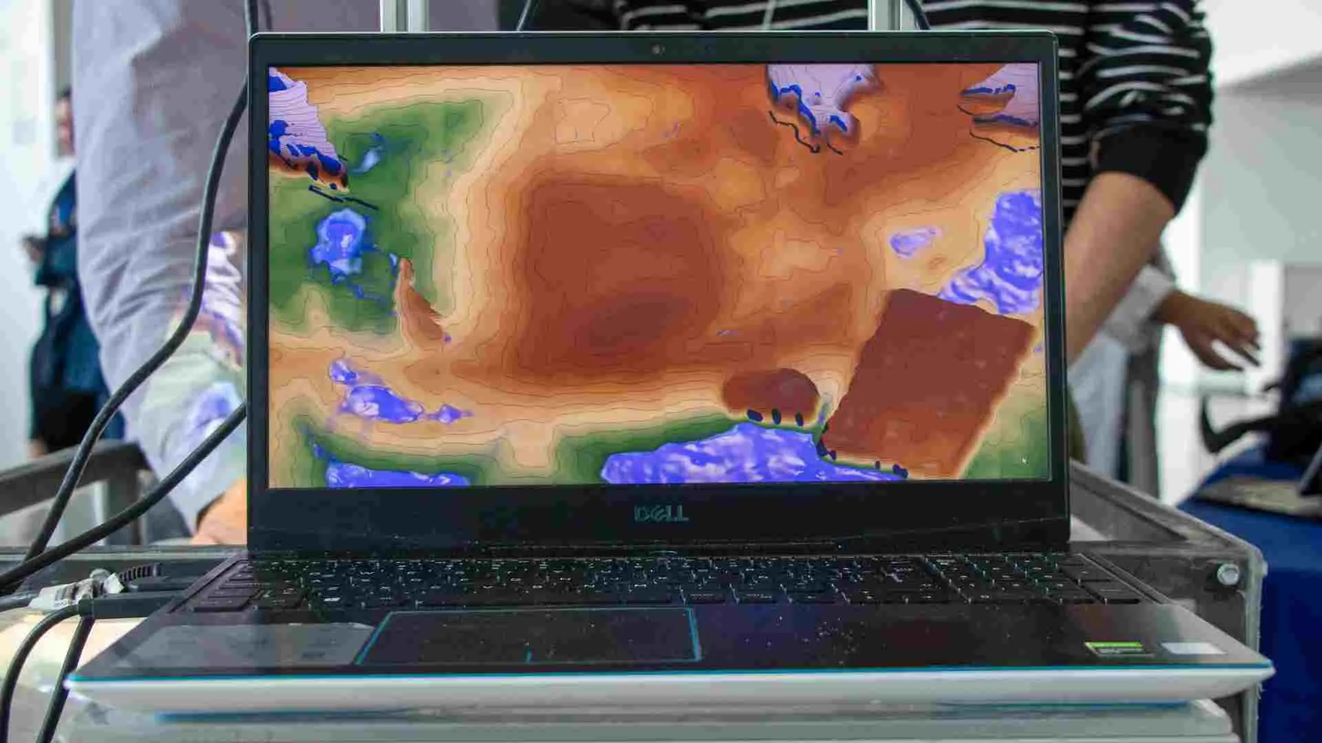 La Sandbox est&aacute; conectada a una computadora que contiene el c&oacute;digo creado