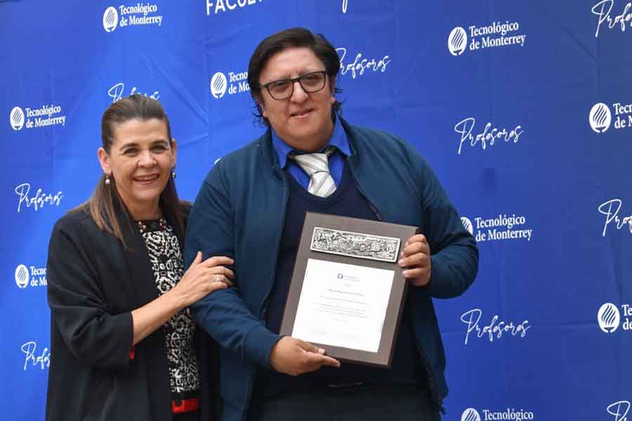  Investigador de Tec Toluca recibe galardón de Profesor Inspirador
