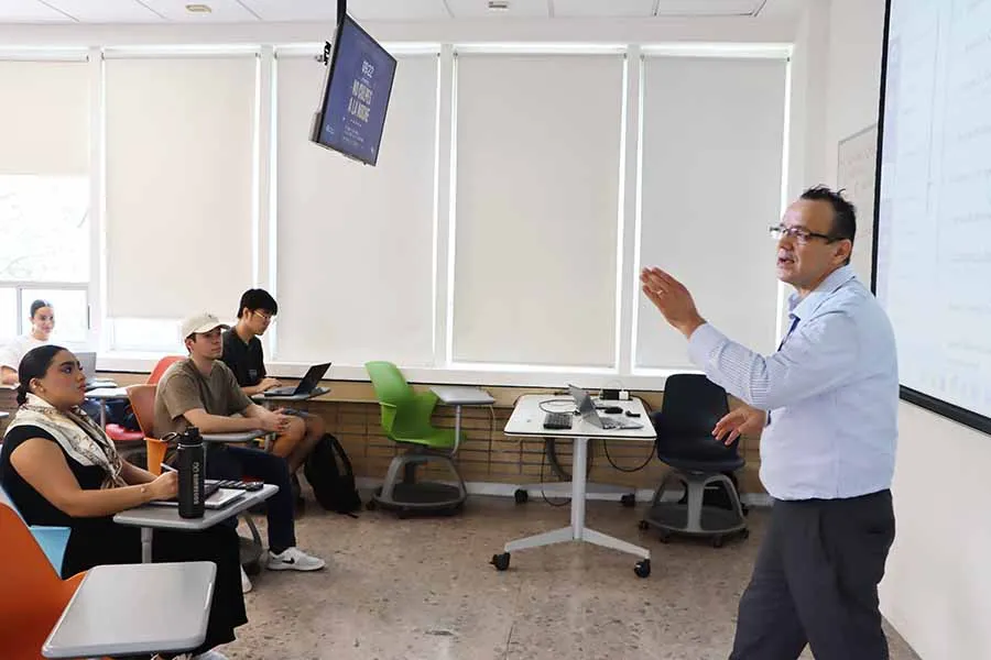 Profesor Gerardo Gonz&aacute;lez Lara en el sal&oacute;n de clases. 