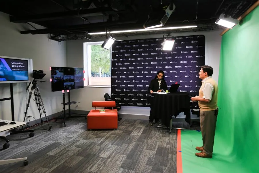 Preparaci&oacute;n del profesor holograma en el Tec