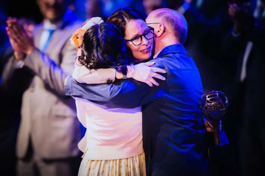 Lilian Salazar durante la ceremonia del Premio David Noel Ram&iacute;rez Padilla, acompa&ntilde;ada de colegas y familia.