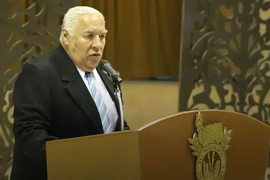 Profesor Luis Alberto V&aacute;zquez, con traje formal, en el Tec de Monterrey campus Laguna