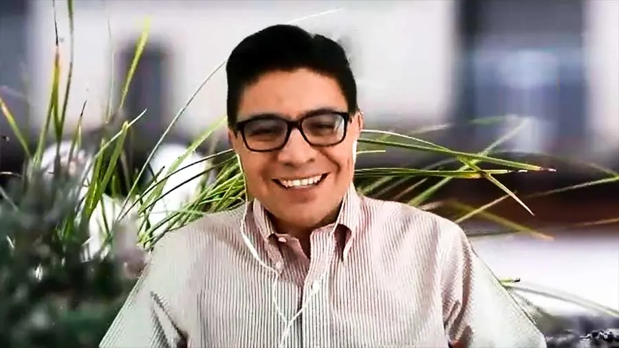 Profesor Sergio S&aacute;nchez en videollamada