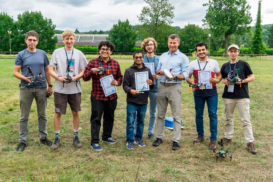 Angel Ram&iacute;rez con su equipo durante el Multi-Robot System Real-World Challenge 2025.