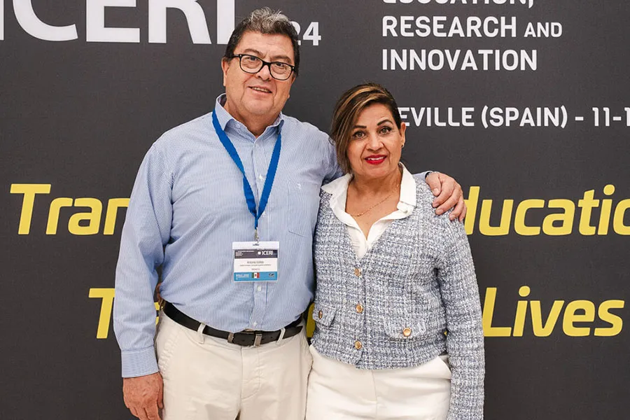 Profesor y profesora presentes para presentar investigaci&oacute;n en ICERI 2024