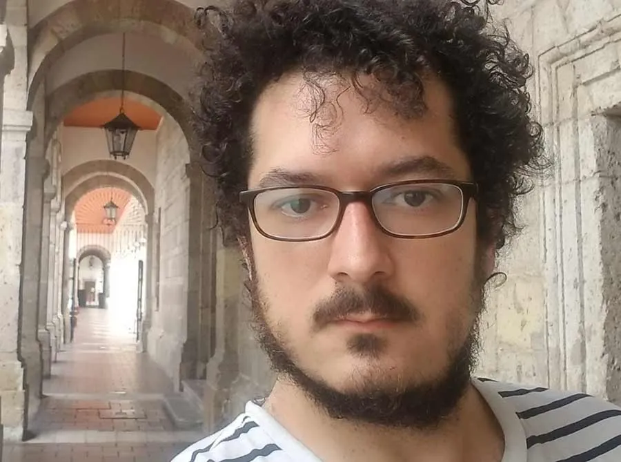 El profesor Jes&uacute;s Nieto busca acercar a m&aacute;s personas a la poes&iacute;a