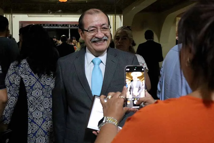 Profesor del Tec de Monterrey posa con reconocimiento entregad por la comunidad de instituciones de educaci&oacute;n superior en la laguna