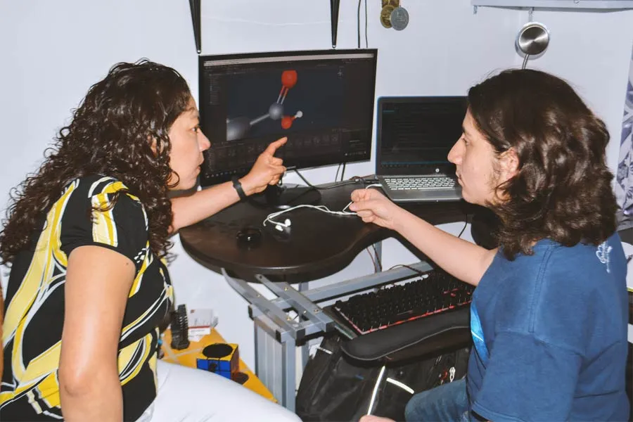 Profesora Mariela y Alejandro trabajando en la aplicaci&oacute;n