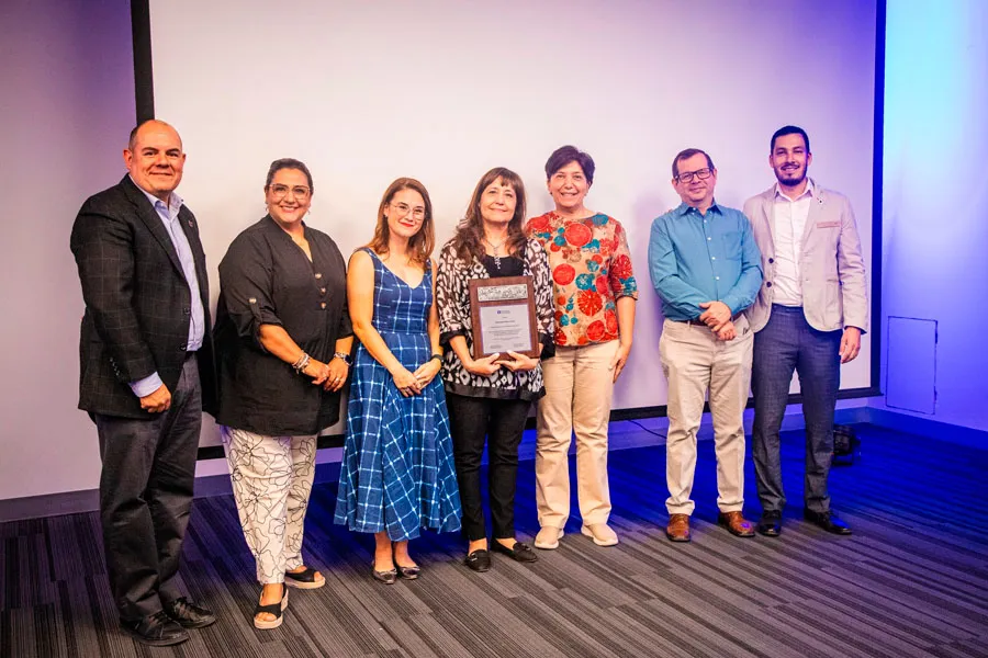 Profesora posa con su premio a la profesora inspiradora en el Tec de Monterrey campus Laguna junto a directores en el D&iacute;a de las y los Profesores