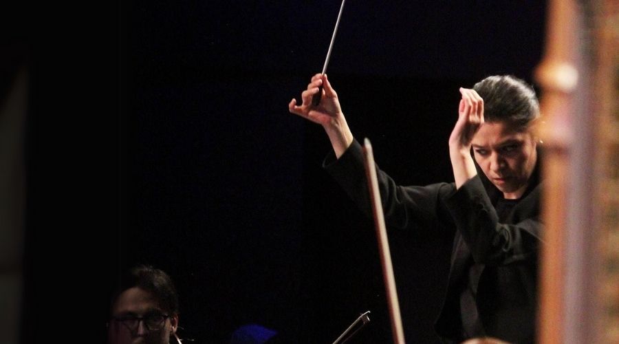 Laura Reyes profesora de Producción Musical fue invitada a dirigir un concierto con la Orquesta Filarmónica de Querétaro.