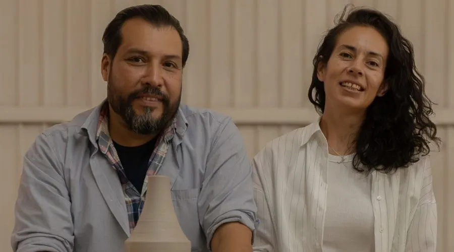 La profesora Nancy Ter&aacute;n junto al maestro ceramista Oscar Santacruz