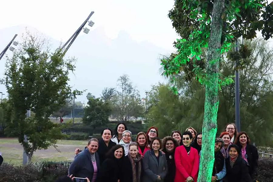 Profesoras del campus Monterrey que conforman el grupo las Barbies junto a &aacute;rbol donado en Parque Central.