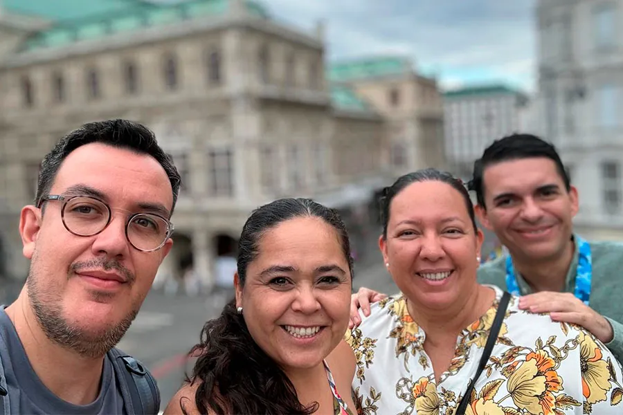 Profesora con su equipo de trabajo de PrepaTec en instituci&oacute;n educativa de Viena, Austria