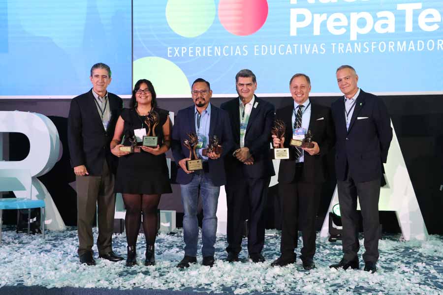 (De izq. a der.) Victor Gutiérrez, rector de Operaciones; Maruma Godoy, profesora PrepaTec; Carlos Alonzo, profesor PrepaTec; David Garza, rector y presidente ejecutivo del Tec; Oscar Medrano, profesor PrepaTec; Ignacio de la Vega, vicerrector ejecutivo de Asuntos Académicos, Facultad e Internacionalización.